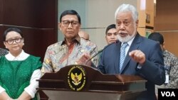 Jumpa pers bersama, utusan khusus sekaligus mantan Presiden Timor Leste Xanana Gusmao (kanan) dan Menko Polhukam Wiranto didampingi Menlu Retno Marsudi (kiri) di kantor Kemenkopolhukam, Senin (22/7). (VOA/Fathiyah).