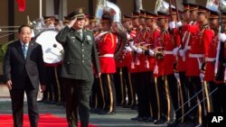 លោក Prawit Wongsuwan (រូប​ឆ្វេង) ឧបនាយករដ្ឋមន្ត្រី និង​រដ្ឋមន្ត្រី​ការពារ​ជាតិ​របស់​ប្រទេស​ថៃ និង​លោក Chang Wanquan ដែល​ជា​រដ្ឋ​មន្រ្តី​ការពារ​ជាតិ​របស់​ប្រទេស​ចិន​ពិនិត្យ​ទាហាន​កិត្តិយស​នៅ​ក្រសួង​ការពារ​ជាតិ​ក្នុង​ក្រុង​បាងកក កាលពី​ថ្ងៃទី៦ ខែកុម្ភៈ ឆ្នាំ២០១៥។