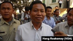 លោក​ ឈូក បណ្ឌិត​​ អតីត​អភិបាល​ក្រុង​បាវិត ​បាន​រត់​គេច​ខ្លួន​ បន្ទាប់​ពី​បាន​បាញ់​កម្មការិនី​ចំនួន​បី​នាក់​រង​របួស​ នៅ​ក្នុង​ព្រឹត្តិការណ៍​​បង្រ្កាប​ការ​តវ៉ា​របស់​ក្រុម​កម្ម​ករ​ ដែល​បាន​ដឹក​នាំ​ធ្វើ​បាតុកម្ម​ដើម្បី​ទាម​ទារ​​លក្ខខណ្ឌ​ការងារ​នៅ​តំបន់​សេដ្ឋកិច្ច​ពិសេស​ ខេត្ត​ស្វាយរៀង ​កាល​ពី​ថ្ងៃ​ទី​២០​ខែ​កុម្ភៈ​​ឆ្នាំ​​២០១២។​​ (រូបថត៖ ហេង រស្មី) 