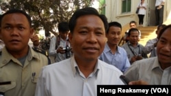 រូបឯកសារ៖ លោក​ ឈូក បណ្ឌិត​​ អតីត​អភិបាល​ក្រុង​បាវិត ​បាន​រត់​គេច​ខ្លួន​ បន្ទាប់​ពី​បាន​បាញ់​កម្មការិនី​ចំនួន​បី​នាក់ឱ្យ​រង​របួស​ នៅ​ក្នុងការបង្រ្កាប​ការ​តវ៉ា​របស់​​កម្ម​ករ​ដើម្បី​ទាម​ទារ​​លក្ខខណ្ឌ​ការងារ​នៅ​ស្វាយរៀង ​កាល​ពី​ថ្ងៃ​ទី​២០​ខែ​កុម្ភៈ​​ឆ្នាំ​​២០១២។​​ (រូបថត៖ ហេង រស្មី)