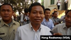 លោក​ឈូក បណ្ឌិត​ អតីត​អភិបាល​ក្រុង​បាវិត (រូបថត៖ ហេង រស្មី)