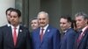 Marshall Khalifa Haftar, chef d'état-major libyen de l'armée nationale libyenne de l'est libyen, 2e à gauche, se tient avec sa délégation sur les marches de l'Elysée à la suite de la conférence internationale sur la Libye à Paris le 29 mai 2018.