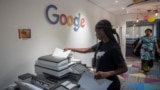 Mwanamke akitumia mashine ya photocopy katika ofisi ya Google Artificial Intelligence (AI) huko Accra Aprili 10, 2019. - Hiki ni kituo cha kwanza cha AI kufunguliwa Afrika na kampuni ya Google. (Photo by CRISTINA ALDEHUELA / AFP)