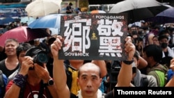 Para pengunjuk rasa berdemonstrasi di luar kantor polisi memprotes penyeangan di Yuen Long, New Territories, Hong Kong, 27 Juli 2019.