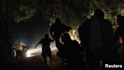 Rio-Grande daryosini kechib Meksikadan AQSh hududiga o'tgan qochqinlar chegara xizmatiga shoshilmoqda. 27-aprel, 2021. 