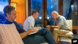 Predsjednik SAD Džo Bajden, državni sekretar Entoni Blinken (L) i savjetnik za nacionalnu bezbjednost Džejk Saliven tokom Bajdenovog telefonskog razgovora sa predsjednikom Poljske Andžejom Dudom (Foto: Adam Schultz/The White House via AP)