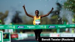 Paul Lonyangata, lors du marathan de Paris, le 9 avril 2017.