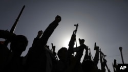 ইয়েমেনের সানায় যুক্তরাষ্ট্র ও ইসরায়েল বিরোধী এক সমাবেশে হুথি সমর্থকরা শ্লোগান দিচ্ছে এবং অস্ত্র তুলে ধরছে। ১৪ ফেব্রুয়ারি, ২০২৫।
