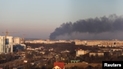 18일 우크라이나 서부 거점 도시 르비우 시내에서 폭발 직후 연기가 솟아오르고 있다. 