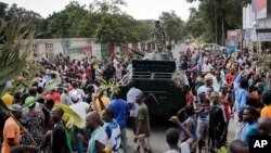 Burundi poytaxti Bujumburada namoyishchilar davlat to'ntarishi haqidagi xabarni olqishlamoqda, 13-may, 2015-yil