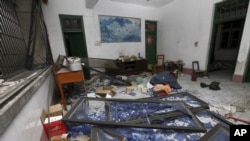 បន្ទប់​មួយ​នៅ​ក្នុង​អគារ​ស្នាក់​នៅ​រង​ការ​ខូចខាត​ បន្ទាប់​បី​កន្លែង​មួយ​ចំនួន​ត្រូវ​បាន​គេ​បំផ្ទុះ​ដោយ​គ្រាប់​បែក​តាម​កញ្ចប់​ប្រៃសណីយ៍​ ក្នុង​ក្រុង Liuzhou ខេត្ត Guangxi កាលពី​ថ្ងៃទី៣០ ខែកញ្ញា ឆ្នាំ២០១៥។