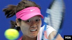 Li Na mengembalikan bola dalam pertandingan China Open (2/10).
