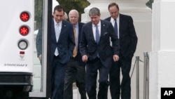 Senator dari Partai Republik kembali ke bis mereka yang diparkir di Gedung Putih setelah mereka bertemu dengan Presiden Obama untuk merundingkan masalah penutupan parsial pemerintah dan pagu utang (11/10/2013).