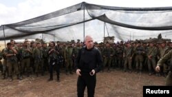 요아브 갈란트(가운데) 이스라엘 국방장관이 지난해 11월 가자지구 접경 인근에서 장병들을 만나고 있다. (자료사진)