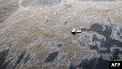 ტანკერიდან ოკეანეში ნავთობის ნარჩენები იღვრება