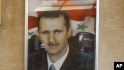 一名儿童从叙利亚总统阿萨德的画像前走过（资料照）