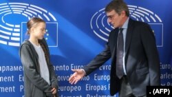 گریٹا تھنربرگ اور 33 دوسرے نوجوان سرگرم کارکنوں نے کہا ہے کہ 2050 تک اخراج کو صفر کرنے کا ہدف ہتھیار ڈالنے کے مترادف ہے۔