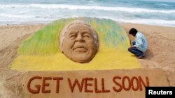 Seniman Sudarshan Pattnaik membuat pahatan pasir di Puri, India, untuk mendoakan mantan presiden Afrika Selatan Nelson Mandela cepat sembuh. 