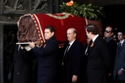 FILE - Relatives of late Spanish dictator Francisco Franco carry the coffin after the exhumation at The Valle de los Caidos (The Valley of the Fallen) in San Lorenzo de El Escorial, Spain, Oct. 24, 2019. (Reuters)