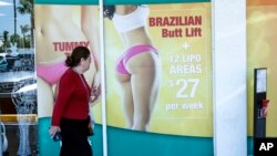 Reklama za jeftine kozmetičke procedure ispred klinike za plastičnu hirurgiju u Majamiju, na Floridi, 22. marta 2019.