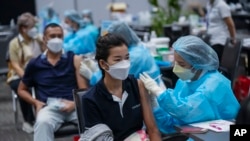 រូបឯកសារ៖ បុគ្គលិកសុខាភិបាល​ចាក់​វ៉ាក់សាំង AstraZeneca នៅទីក្រុង​បាងកក ប្រទេស​ថៃ​កាលពី​ថ្ងៃទី១៧ ខែវិច្ឆិកា ឆ្នាំ២០២១។ (AP)