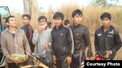 ជនជាតិ​ម៉ុងតាញ៉ា​នៃ​ប្រទេស​វៀតណាម​ចំនួន​១៣នាក់ ក្នុង​នោះ​មាន​ស្រ្តី​ម្នាក់​ផង​បាន​ចេញ​ពី​កន្លែង​លាក់ខ្លួន​ក្នុងព្រៃ​នៅ​ខេត្តរតនៈគីរី​ដើម្បី​សុំ​ការជួយ​ការពារ​ពី​អង្គការ​សហ​ប្រជាជាតិ។ (រូបថត​ផ្តល់​ឲ្យ​ដោយ​អង្គការ​ Adhoc) 