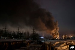 แฟ้มภาพ: ควันดันพวยพุ่งขึ้นจากโรงไฟฟ้าแห่งหนึ่ง ในเขตปกครองเคียฟ ของยูเครน หลังรัสเซียส่งโดรนโจมตี เมื่อ 19 ธ.ค. 2565