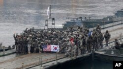 Tentara AS dan Korea Selatan saat latihan militer gabungan tahunan antara Korea Selatan dan Amerika Serikat melawan kemungkinan serangan dari Korea Utara. (Foto: AP)