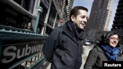 Comédien et directeur du documentaire "Les musulmans arrivent", Dean Obeidallah ( à gauche) et Negin Farsad sont à Manhattan, New York, le 7 mars 2016.