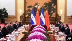 资料照片：萨尔瓦多总统布克尔(右)与中国国家主席习近平(左二)2019年12月3日在人民大会堂举行会谈。