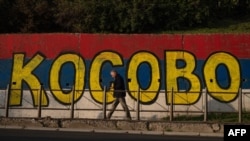 Սերբիայի դրոշի գույներով ներկված որմնանկար՝ Բելգրադում