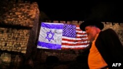 耶路撒冷老城并排挂起以色列和美国国旗 （2017年12月6日）