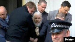 ស្ថាបនិកគេហទំព័រ Wikileaks លោក Julian Assange ត្រូវបានប៉ូលិសចាប់ខ្លួននៅក្រុងឡុងដ៍។ 