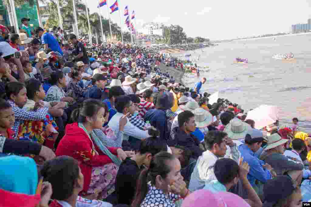 ប្រជាពលរដ្ឋទស្សនាការប្រណាំងទូកនាថ្ងៃអាទិត្យ ទី១៣ ខែវិច្ឆិកា ឆ្នាំ២០១៦ ក្នុងថ្ងៃទីមួយនៃព្រះរាជពិធីបុណ្យអុំទូក បណ្ដែត ប្រទីប សំពះព្រះខែ និងអកអំបុក។ ព្រះរាជពិធីបុណ្យអុំទូក ចាប់ផ្ដើមពីថ្ងៃទី១៣ ដល់ថ្ងៃទី១៥ ខែវិច្ឆិកា ជារៀងរាល់ឆ្នាំ ដែលមានទូកភាគច្រើនមកពីបណ្ដាខេត្តនានាតាមបណ្ដោយទន្លេមេគង្គ។ (ឡេង ឡែន/VOA)&nbsp;