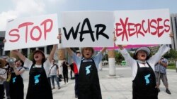 Namoyishchilar AQSh-Janubiy Koreya harbiy mashg'ulotlariga qarshi chiqmoqda. Seul, AQSh elchixonasi qarshisida, 5-avgust, 2019.