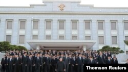 지난 6일 북한 평양에서 열린 제1차 시, 군 당 책임비서 강습회를 마치고 김정은 국무위원장이 당 총비서 200여명의 참가자들과 기념사진을 찍었다. 