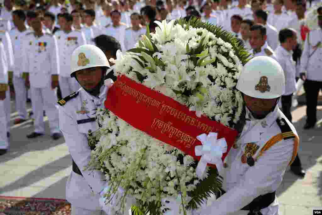 កម្រង​ផ្កា​មក​ពី​ស្ថាប័ន​នានា​ ត្រូវ​បាន​ដាក់​​ថ្វាយព្រះ​វិញ្ញាណក្ខន្ធ​ព្រះ​ករុណា​ព្រះ​បាទ​សម្តេច​នរោត្តម​​​ សីហនុ​ ព្រះ​បរម​រដ្ឋនកោដ្ឋ​ខួប​បី​ឆ្នាំ​នៃ​ថ្ងៃ​ដែល​ព្រះ​អង្គ​បាន​សោយ​ទីវង្គត ដែល​ប្រារព្ធ​ឡើង​នៅបូជនីយដ្ឋាន​តម្កល់​រូប​សំណាក​ព្រះ​បរមរតនកោដ្ឋ​​ នៅ​លើ​មហាវិថី​សីហនុ នៅ​រាជធានី​ភ្នំពេញ​ នៅ​ព្រឹក​ថ្ងៃ​ទី​១៥​តុលា​នេះ។​​អតីត​ព្រះ​មហាក្សត្រ​ព្រះបាទ​​នរោត្តម​ សីហនុ​សោយទី​វង្គត​ដោយសារ​ជំងឺ​គាំង​បេះ​ដូង​នៅ​ព្រះជន្មាយុ​៨៩​ព្រះ​វស្សា នៅទីក្រុង​ប៉េកាំង​នៃ​ប្រទេស​ចិន​កាលពី​ថ្ងៃ​ទី​១៥​តុលា​ឆ្នាំ​២០១២។(​ឡេង ឡែន /VOA)