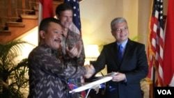 Direktur Operasional Garuda Kapten Novianto Herupratomo (kiri), Duta Besar AS Robert Blake (tengah) dan Direktur Delta Airlines Asia Pasifik Yeoh T. Hock pada acara pembukaan rute baru Jakarta-AS (2/6). (VOA/Alina Mahamel)