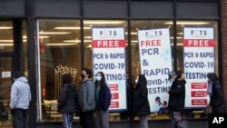 Orang-orang antre untuk mengikuti tes COVID-19 di tempat tes gratis di Chicago, pada 30 Desember 2021. (Foto: AP)