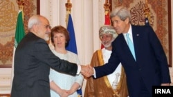 존 케리 장관과 자리프 장관이 9일 오만 무스카트에서 만나 악수를 나누고 있다.