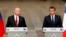 លោក Emmanuel Macron ប្រធានាធិបតី​បារាំង (រូប​ស្តា) និង​លោក Vladimir Putin ប្រធានាធិបតី​រុស្ស៊ី​ ថ្លែង​នៅ​ក្នុង​សន្និសីទ​កាសែត​មួយ​នៅ​វិមាន Versailles កាលពី ថ្ងៃទី២៩ ខែឧសភា ឆ្នាំ២០១៧។