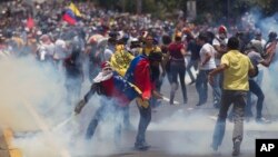 Demonstrators clash with the Bolivarian National Police during a protest in Caracas, Venezuela, April 10, 2017. 