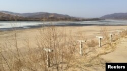 지난 2015년 3월 중국 훈춘의 북-중 접경에 철책이 세워져있다. 김정은 북한 국무위원장 집권 이후 탈북이 더욱 위혐해지고 탈북 비용도 올랐다.