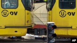 សាកសព​មួយ​ត្រូវ​បាន​គេ​គ្រប​ភួយ​ពី​លើ​ បន្ទាប់​ពី​មាន​ការ​បាញ់​ប្រហារ​នៅ​ក្នុង​ក្រុង Utrecht ប្រទេស​ហូឡង់ កាលពី​ថ្ងៃទី១៨ ខែមីនា ឆ្នាំ២០១៩។