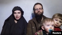 Sebuah gambar yang diambil dari sebuah video yang diunggah oleh Taliban di media sosial pada 19 Desember 2016, menunjukkan perempuan Amerika Caitlan Coleman (paling kiri) di samping suaminya Joshua Boyle (Kanada) dan kedua putra mereka. (Foto: dok).