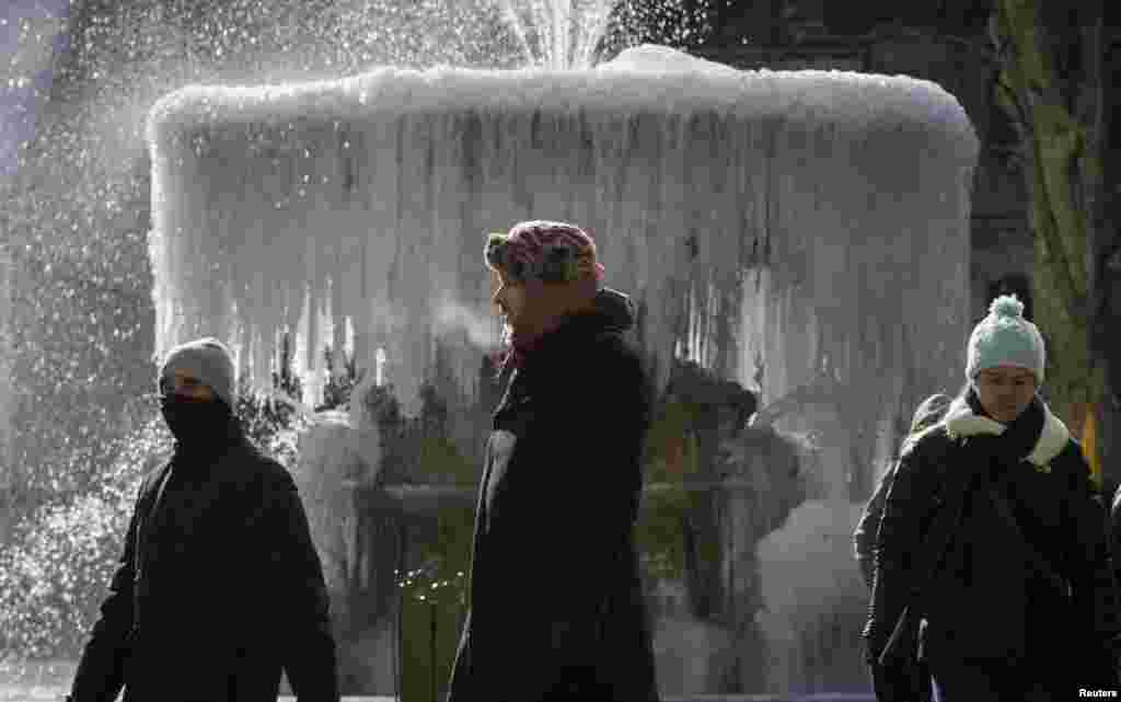 Warga New York melewati kawasan Bryant Park di Manhattan yang dilanda suhu udara dingin membeku.