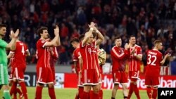 Les joueurs du Bayern Munich applaudissent leur supporters à l'issue du quart de finale aller de la ligue des champions contre le Sévilla FC à Munich, Allemagne 11 avril 2018.