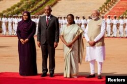 2024年10月7日，马尔代夫总统穆罕默德·穆伊祖与马尔代夫第一夫人萨吉达·穆罕默德、印度总统德罗帕迪·穆尔穆和印度总理纳伦德拉·莫迪在新德里的印度总统府前院举行仪式接待后合影。