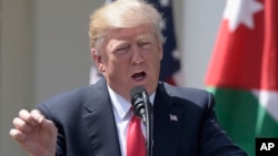 បុរស​អ្នក​មាន​បុណ្យ​នៃ​សាសនា​ហិណ្ឌូ​ជក់​កញ្ឆា​ដោយ​ប្រើខ្សៀប្រពៃណី​ ក្នុង​​ពិធី​ដាក់​ទាន​តាម​បែប​សាសនា​ហិណ្ឌូ ដែល​មាន​ឈ្មោះ​ថា&nbsp;Maha Shivaratri នៅ​ទីក្រុង​កដ្ឋមណ្ឌូ ប្រទេស​ឥណ្ឌា។