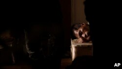 지난 7월 파나마에서 억류된 북한 선박 청천강 호에 타고 있던 선원이 선실에서 자고 있다.